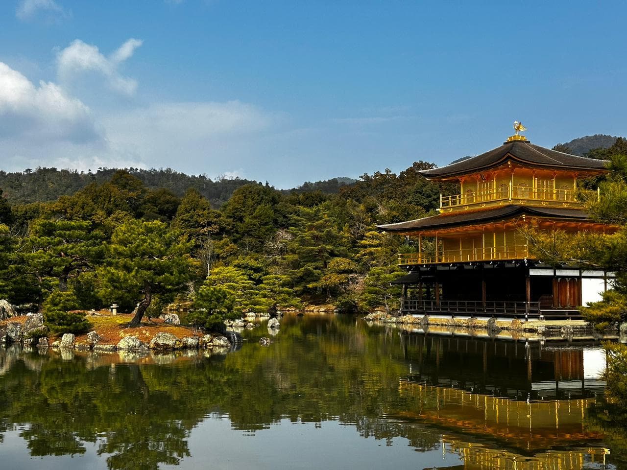 El Pabellon Dorado en Kyoto, Japón