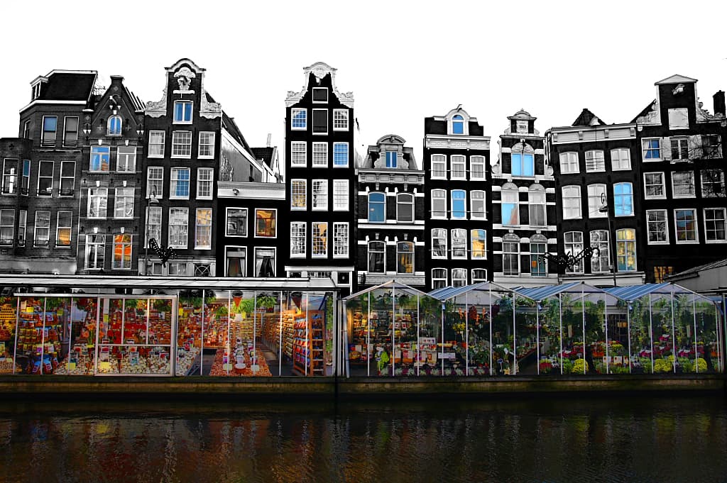 Vista panorámica de Ámsterdam. Ámsterdam es una de las ciudades más encantadoras de Europa, famosa por sus canales, sus casas estrechas de arquitectura única, su ambiente libre y su historia vibrante. En esta guía de viaje a Ámsterdam encontrarás todo lo que necesitas para planear tu aventura: desde qué lugares visitar, qué comida probar, actividades imperdibles y consejos prácticos.