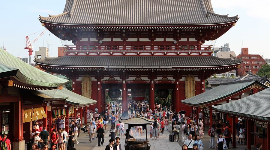 Vista panorámica de Tokio. Cada ciudad tiene su propia historia, cultura y encanto. Tokio es una de las ciudades más vibrantes y emocionantes del mundo, con una mezcla única de tradición y modernidad. Desde sus templos antiguos hasta sus rascacielos futuristas, Tokio ofrece una experiencia inolvidable para los viajeros.