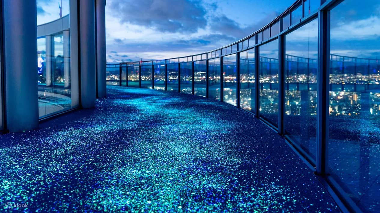 Entre las maravillas urbanas de Japón, el Umeda Sky Building en Osaka destaca como un símbolo de innovación arquitectónica y una atracción imperdible para cualquier visitante. Con su diseño futurista, vistas panorámicas y experiencias únicas, este rascacielos redefine lo que significa explorar una ciudad desde las alturas.