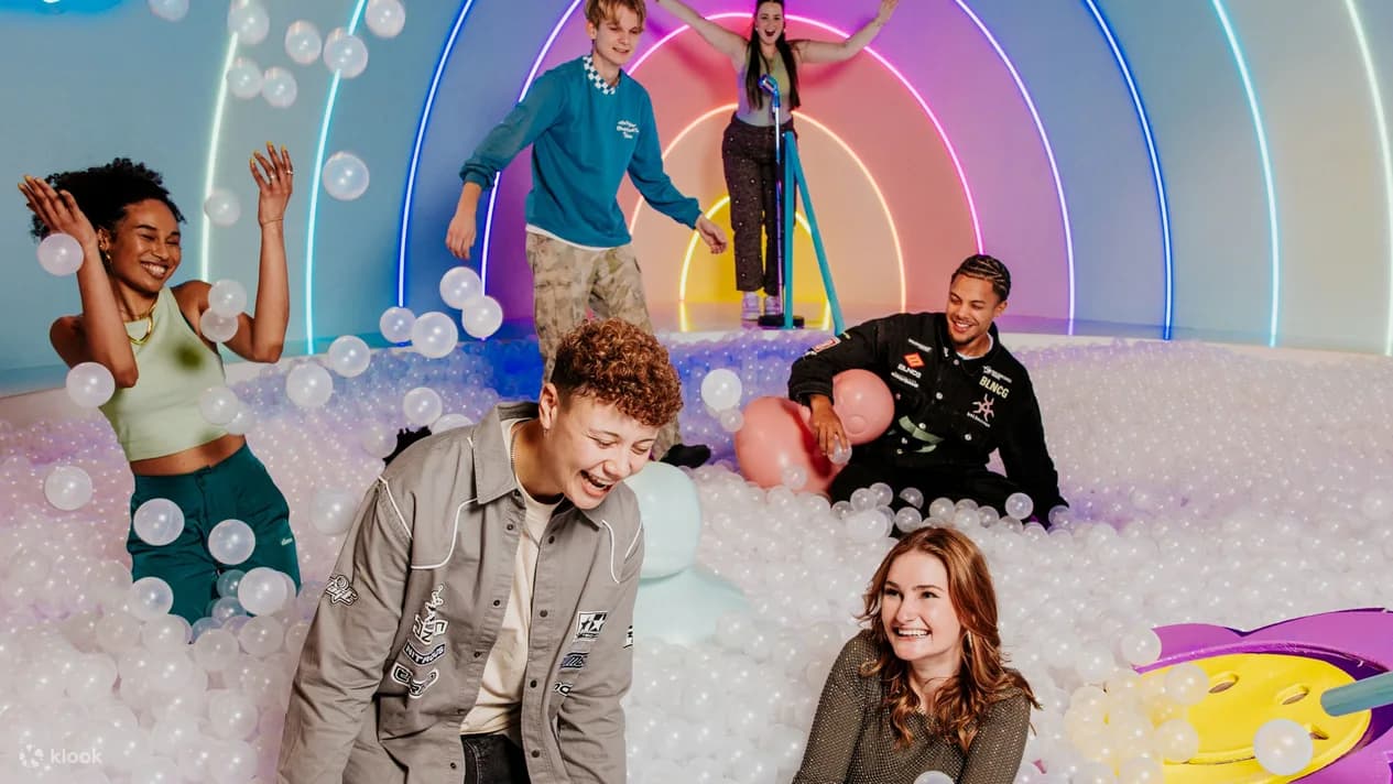 Si estás planeando un viaje a Ámsterdam y buscas una experiencia única y memorable, The Upside Down Amsterdam es una visita obligada. Este museo interactivo, reconocido como el más grande de Europa en su tipo, combina arte, diversión y tecnología para ofrecerte escenarios perfectos para tus fotos en redes sociales.