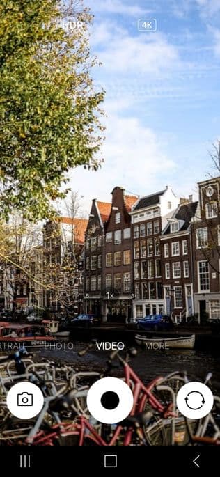 Guía turística de Ámsterdam - Screenshot de un celular tomando una foto de una calle de Ámsterdam