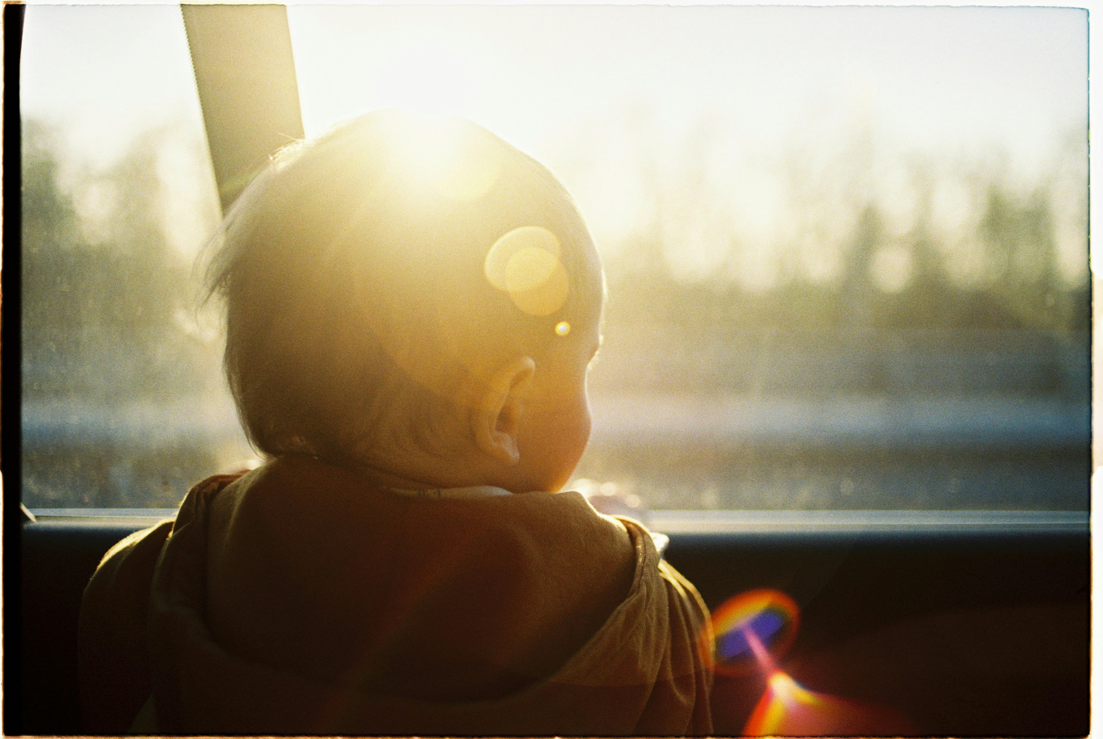 Viajar al extranjero con un bebé puede parecer una misión imposible, ¡pero no te preocupes! Como mamá o papá primerizo, es normal tener mil dudas. Desde Aliworld te decimos algo: sí se puede, y además puede ser una experiencia inolvidable.