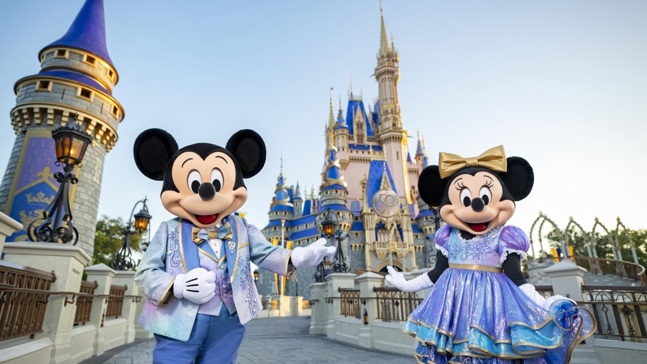 Mickey Mouse y Minnie Mouse frente al castillo de Disney en Disney World Orlando