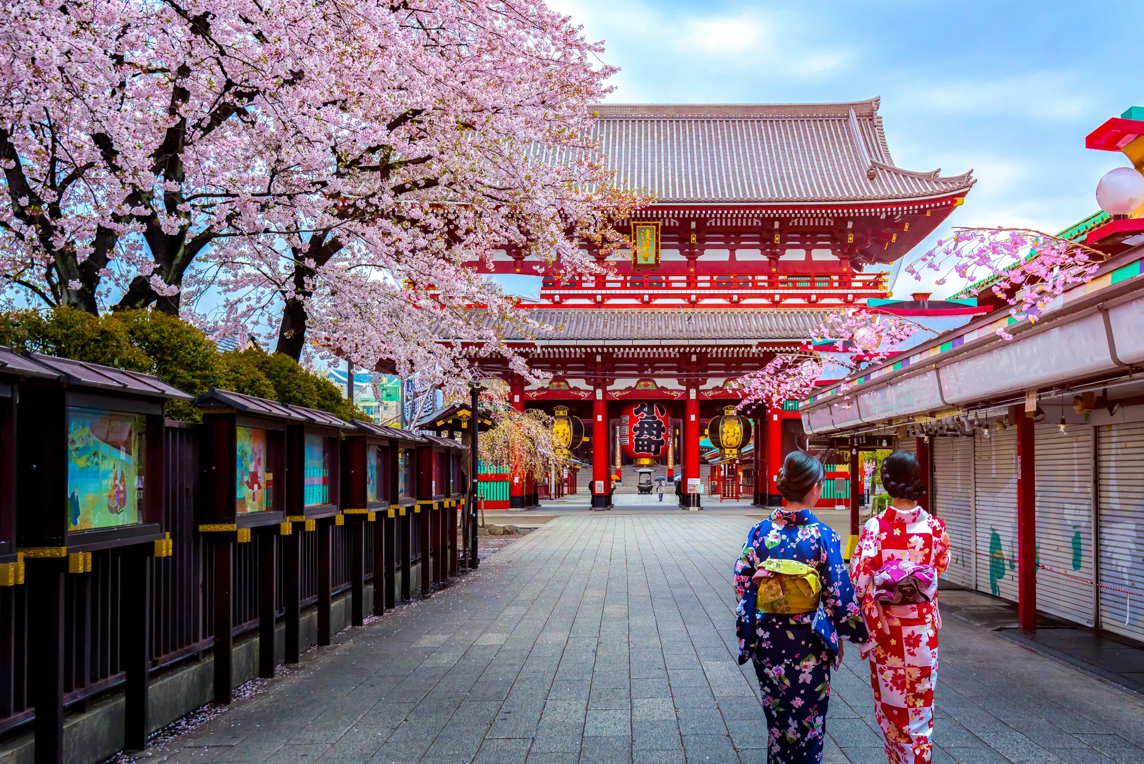 Descubre Senso-ji - Dos mujeres caminando hacia el templo de Senso Ji en Tokio con Kimonos