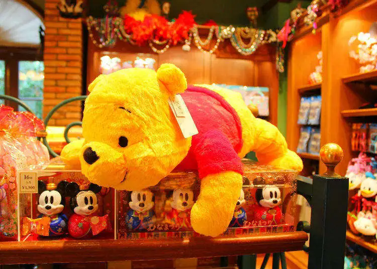 Peluche de Winnie The Pooh en tienda de souvenirs en Tokyo Disneyland