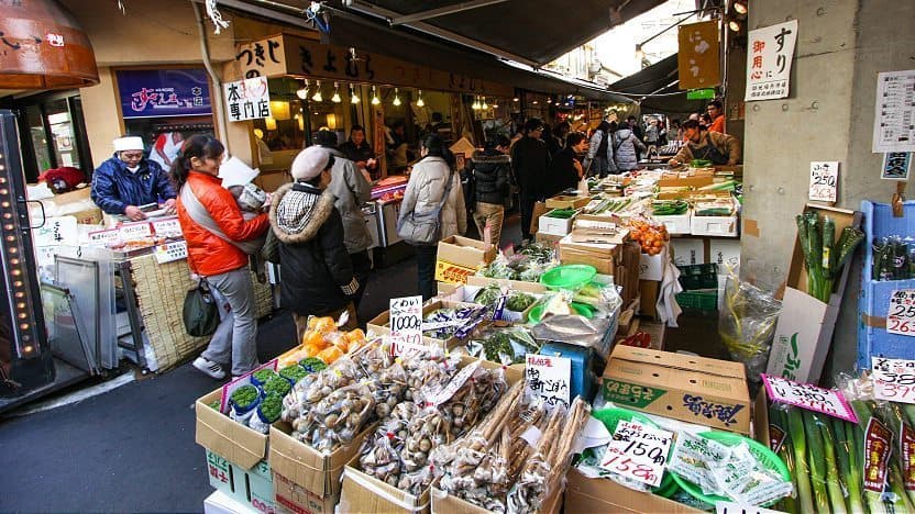 Visita el Mercado de Tsukiji - Mercado de Tsukiji de mariscos frescos en Tokio