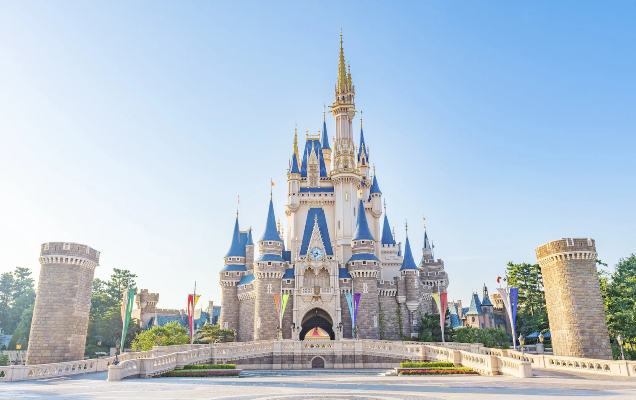 Disneyland Tokio es uno de los destinos más mágicos del mundo, combinando el encanto de Disney con la hospitalidad y cultura únicas de Japón. Inaugurado en 1983 como el primer parque de Disney fuera de los Estados Unidos, este lugar ha conquistado los corazones de millones de visitantes gracias a su ambiente de fantasía, atracciones espectaculares y atención al detalle. Si estás planeando un viaje, esta guía te ayudará a disfrutar al máximo de tu experiencia en Disneyland Tokio.