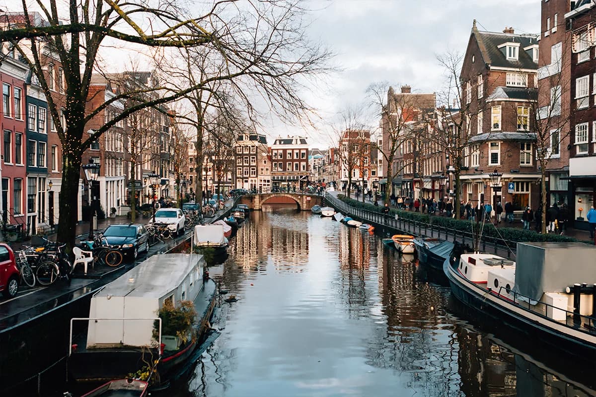 Ámsterdam, la capital de los Países Bajos, es uno de los destinos más fascinantes de Europa. Con su pintoresco paisaje de canales, arquitectura histórica y vibrante vida cultural, la ciudad atrae a millones de turistas cada año. Si estás planeando un viaje a esta maravillosa ciudad, estos 10 consejos para viajar a Ámsterdam te ayudarán a aprovechar al máximo tu experiencia.