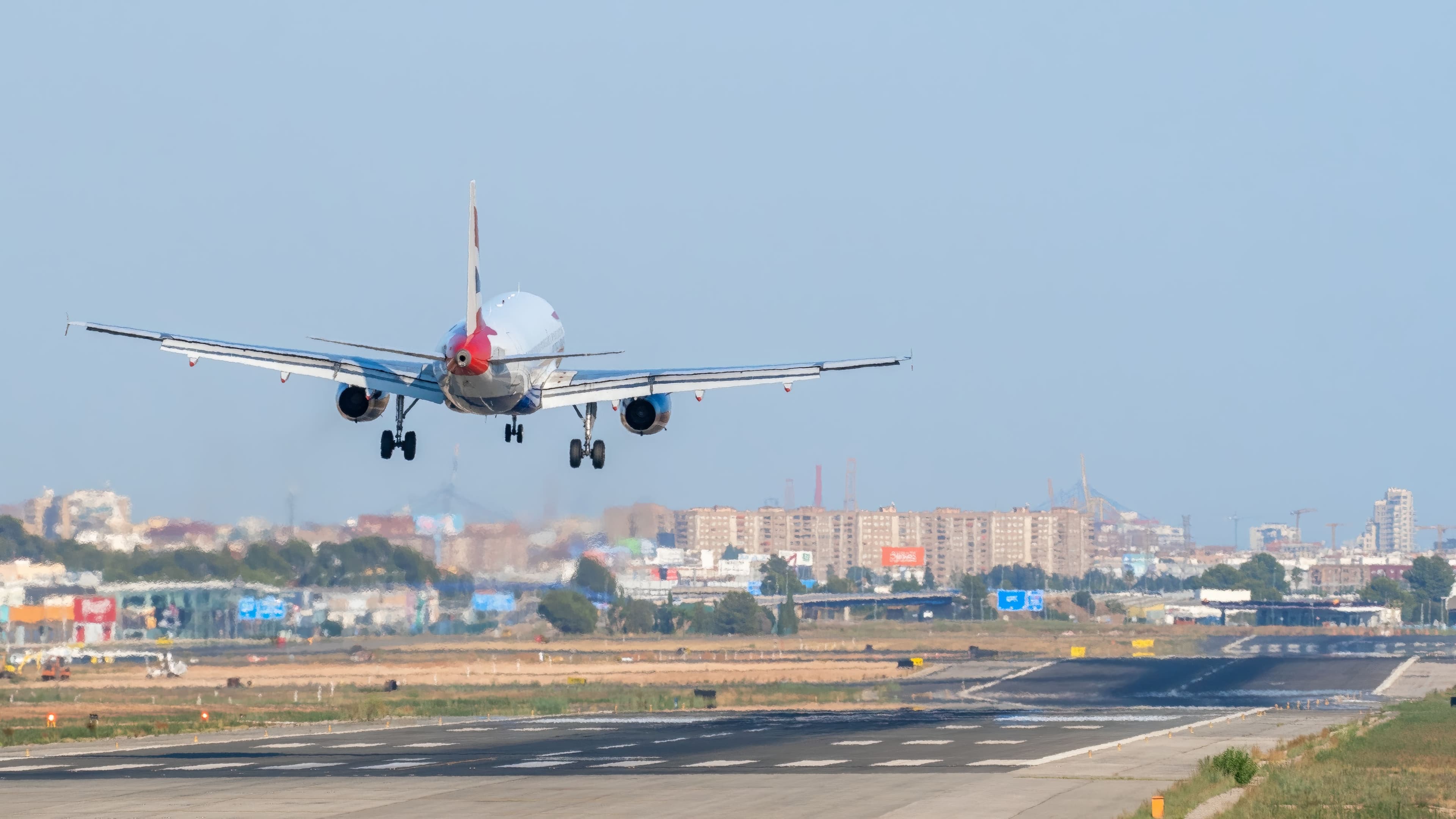 Avión aterrizando en una pista de aeropuerto